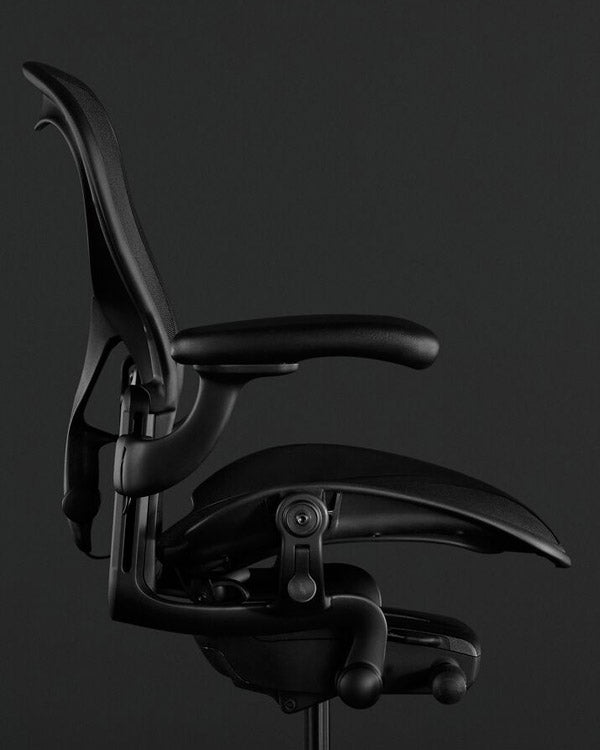 Vista lateral de una silla de juego Herman Miller Aeron en negro Onyx