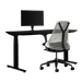 Paquete de juegos de Herman Miller, que incluye un escritorio para trabajar de pie Nevi, un brazo para monitor Ollin y una silla Sayl en blanco estudio.