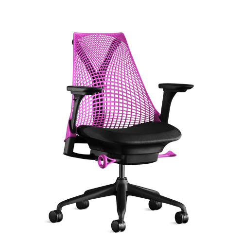 Vista frontal de una silla de oficina Sayl rosa interestelar de Herman Miller, diseñada por Yves Béhar.