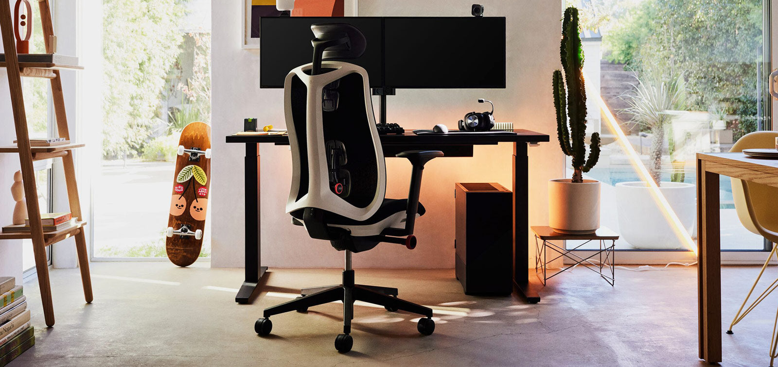 Una configuración de juegos presenta la silla Vantum Gaming y el escritorio Nevi Gaming de Herman Miller Gaming.