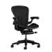 Vista frontal de una silla de oficina Aeron B en negro onyx de Herman Miller Gaming, diseñada por Bill Stumpf & Don Chadwick.