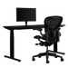Paquete de juegos de Herman Miller, que incluye un escritorio para trabajar de pie o sentado Nevi, un brazo para monitor Ollin y un Aeron tamaño B en negro ónix.