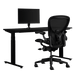 Paquete de juegos de Herman Miller, que incluye un escritorio para trabajar de pie o sentado Nevi, un brazo para monitor Ollin y un Aeron tamaño C en negro onyx.