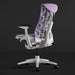 Vista angular del respaldo de una silla de juego Herman Miller X Logitech Embody en color Amethyst morado y blanco